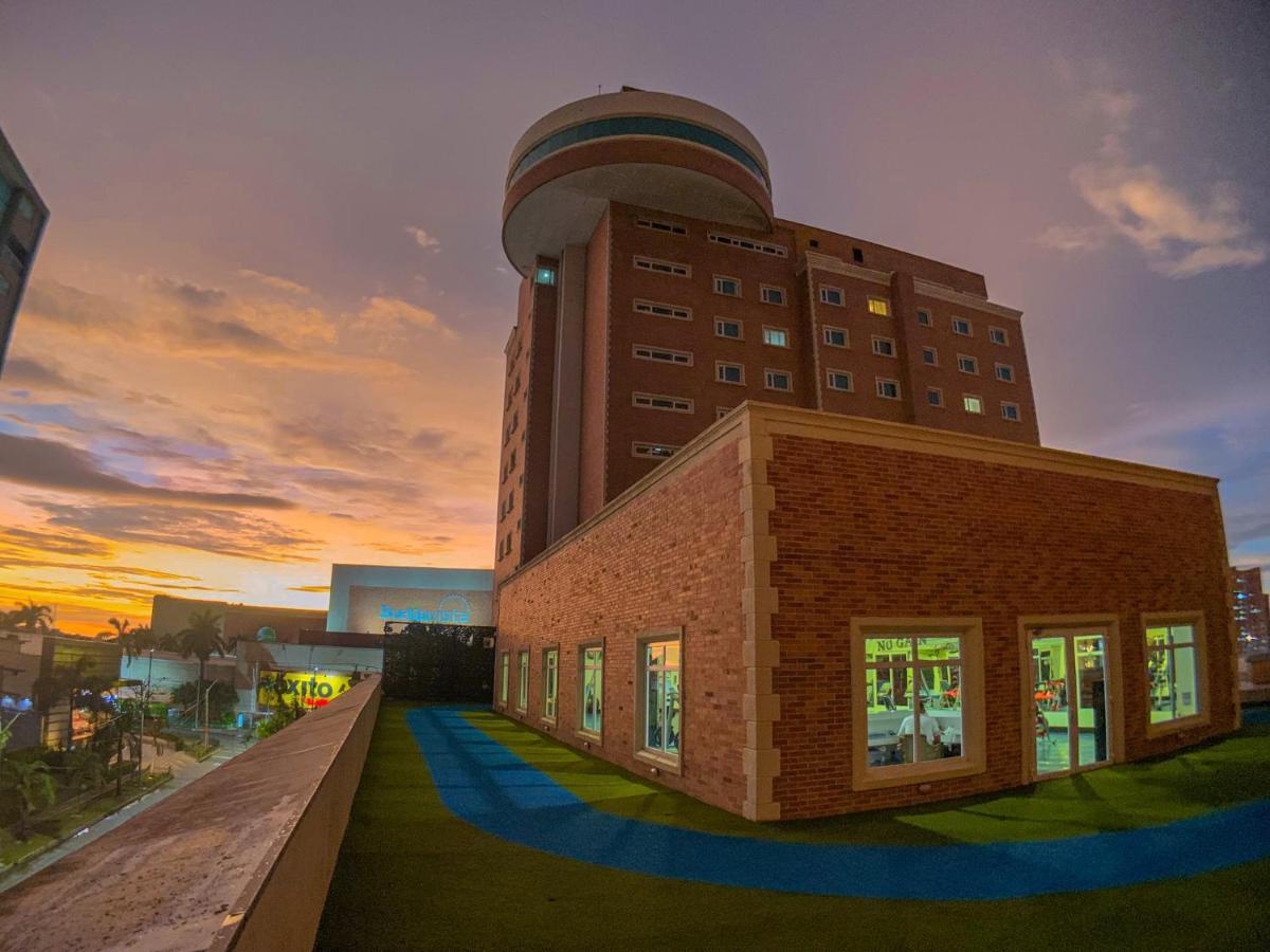 Hotel Dann Carlton Barranquilla Y Centro De Convenciones Zewnętrze zdjęcie The hospital at sunset