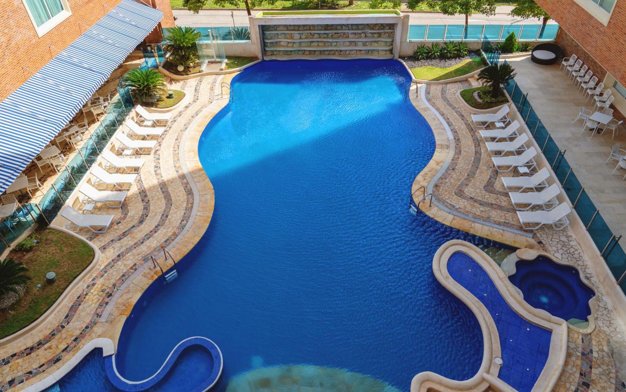 Hotel Dann Carlton Barranquilla Y Centro De Convenciones Zewnętrze zdjęcie Swimming pool at the hotel