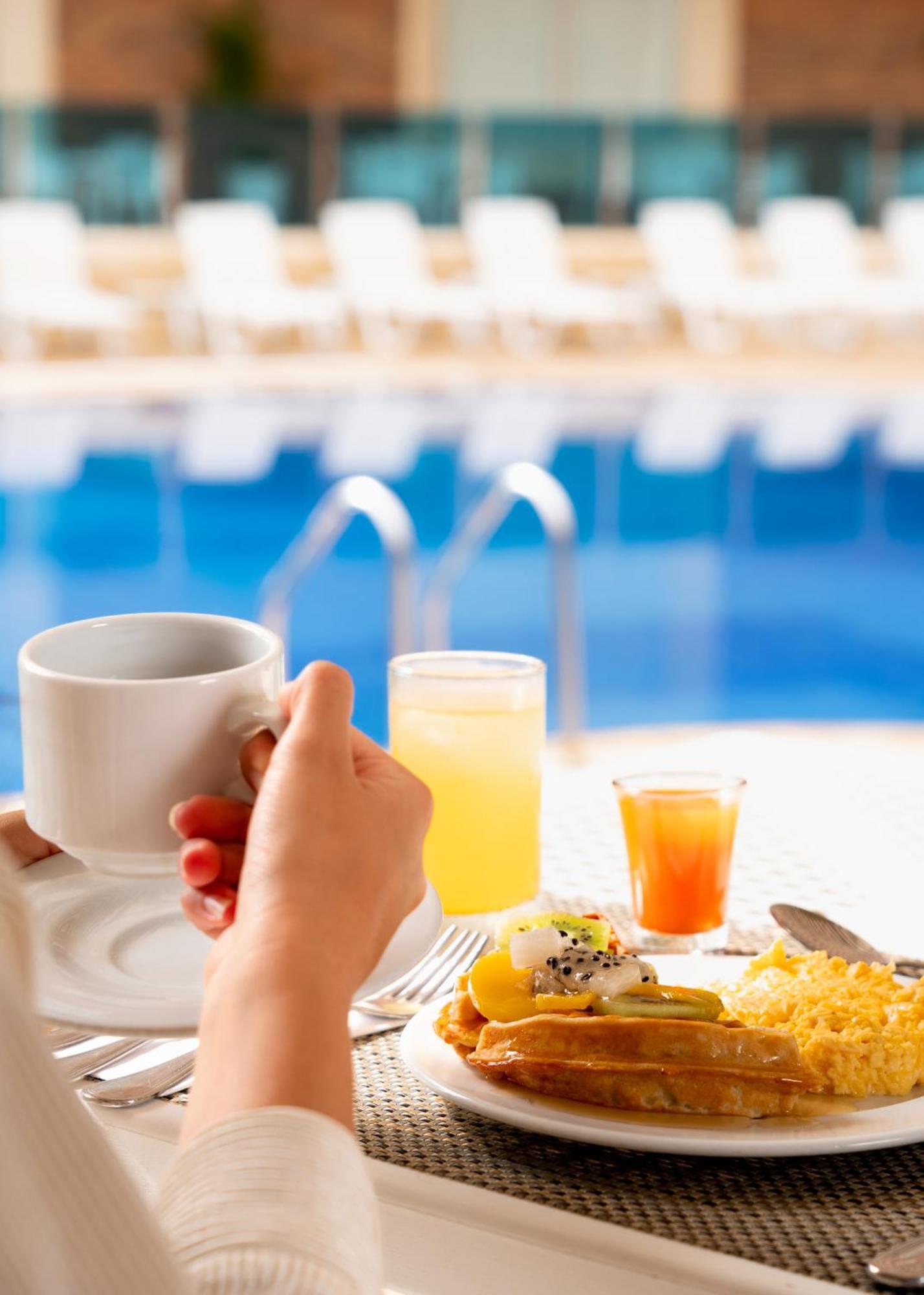 Hotel Dann Carlton Barranquilla Y Centro De Convenciones Zewnętrze zdjęcie A breakfast with orange juice